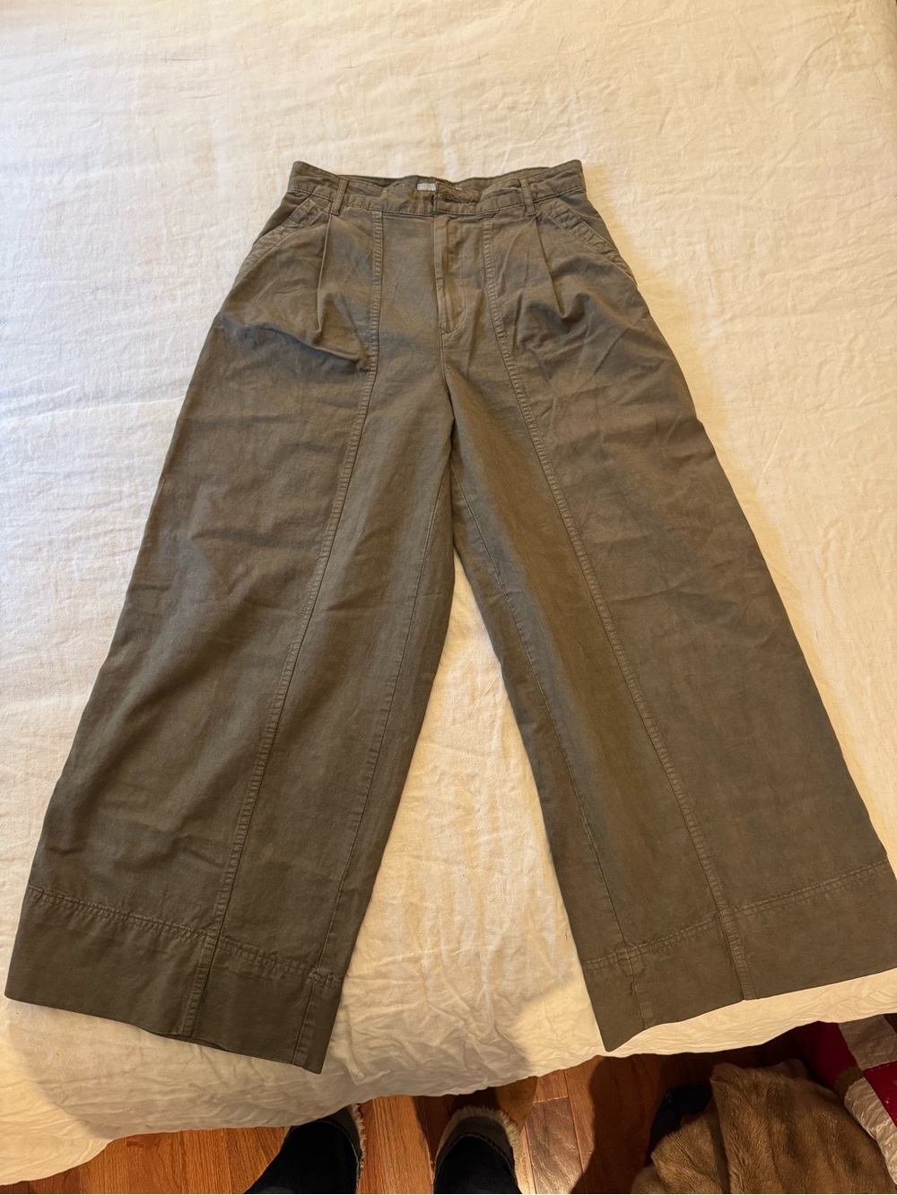 Everland Barrel Leg Women’s Pants in Olive Green